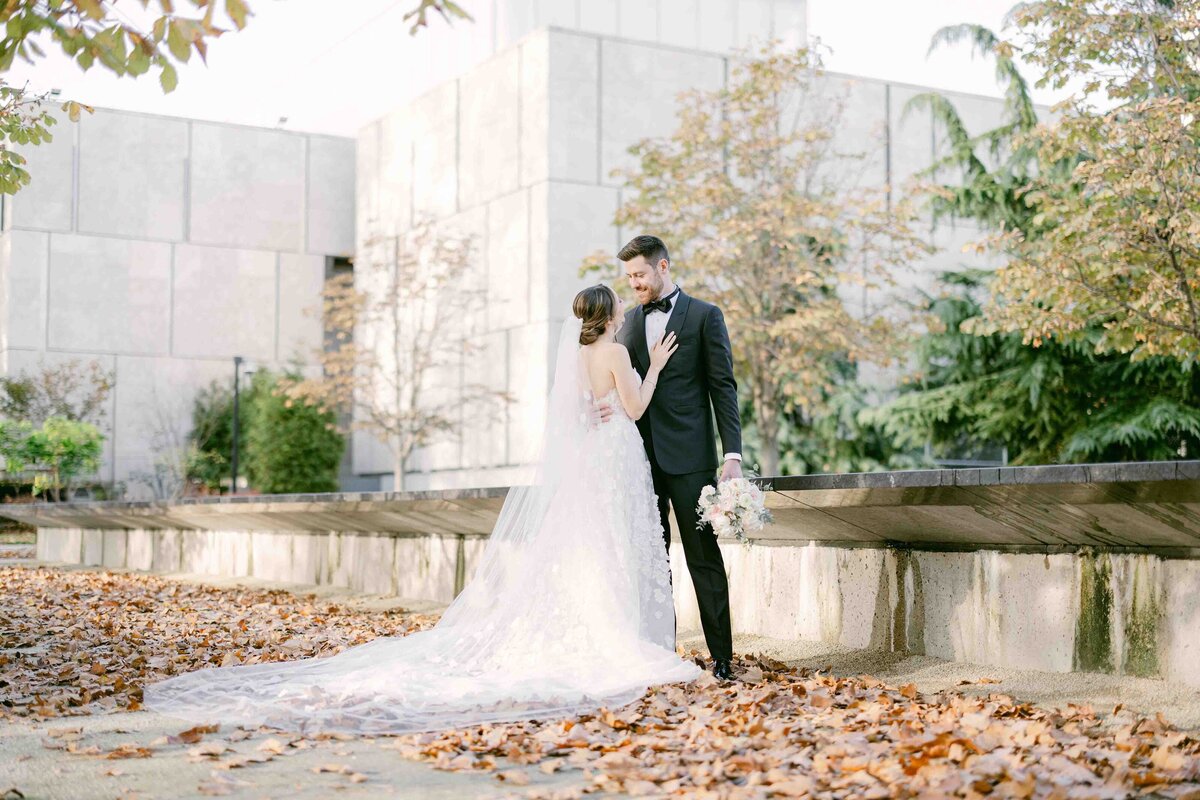 bride-and-groom-at-the-barnes-foundation