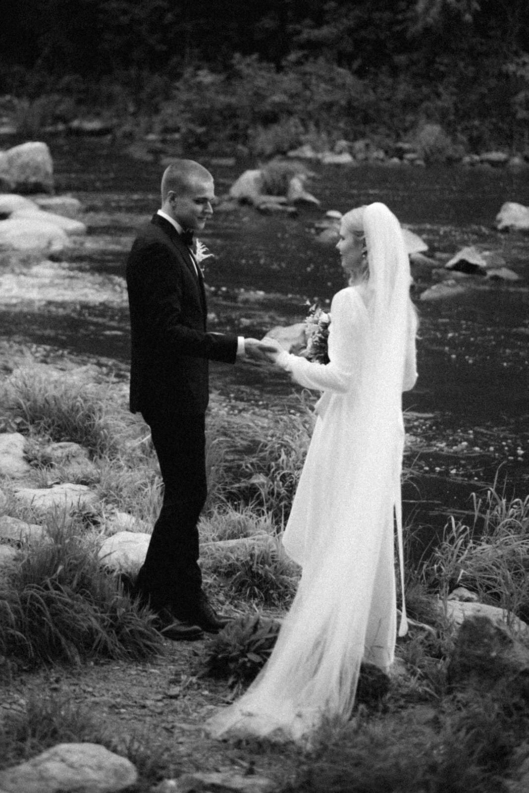 Wedding photo of an Intimate and romantic wedding  photography session in Porvoo by photographer Hannika Gabrielsson