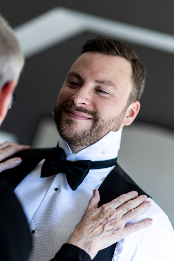 groom-final-touches-wedding-dresser-intercon-hotel-chicago