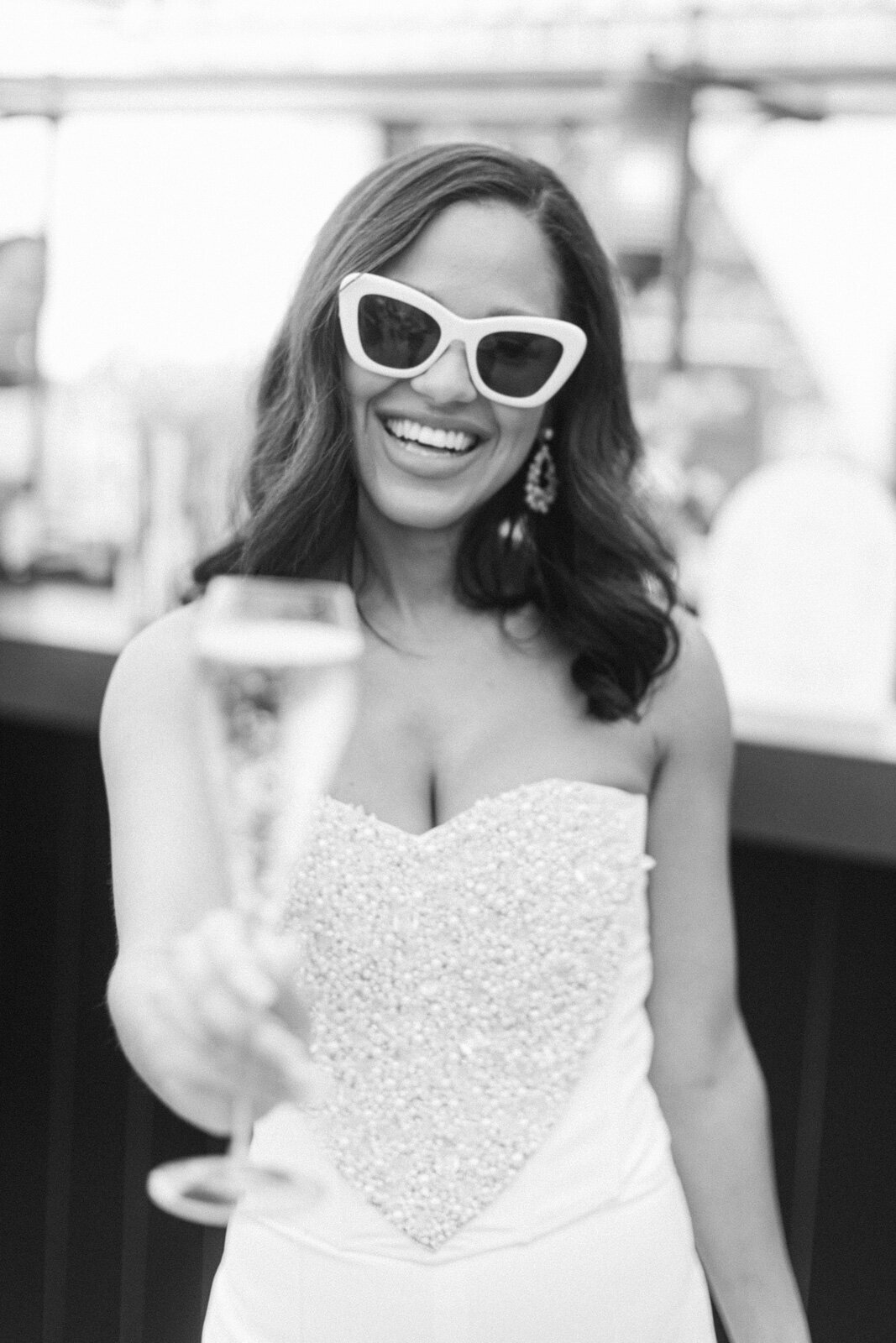 Mariée moderne et glamour trinquant au champagne lors d’un mariage à Paris – Reportage photo mariage luxe Paris.