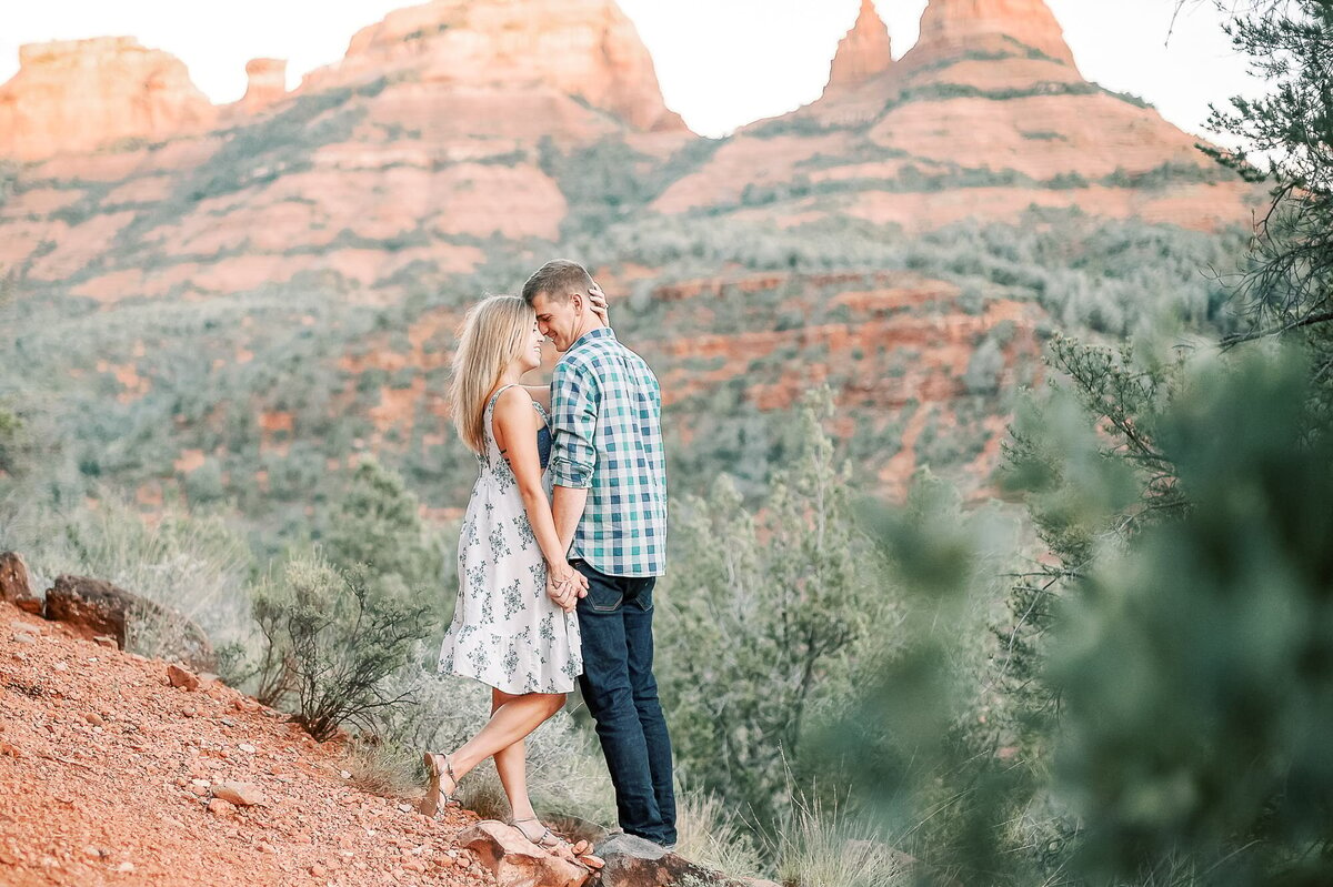 sedona-engagement-session-with-red-rocks