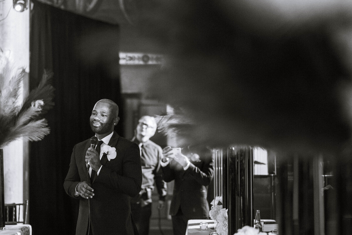 groomsman-giving-toast