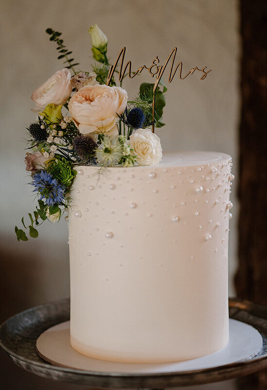 Flowers decorating the wedding cake