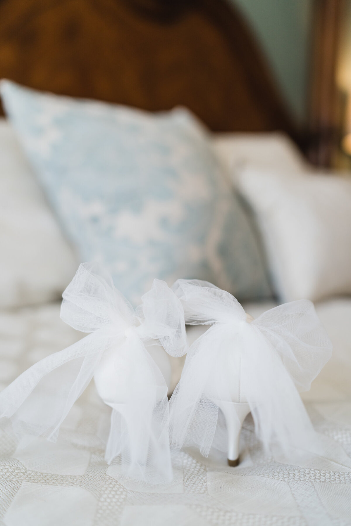 BLUSH AND BLACK SPRING PLANTERRA CONSERVATORY WEDDING IN WEST BLOOMFIELD, MICHIGAN PROVIDED BY KARI DAWSON, TOP-RATED DETROIT WEDING PHOTOGRAPHER, AND HER TEAM1