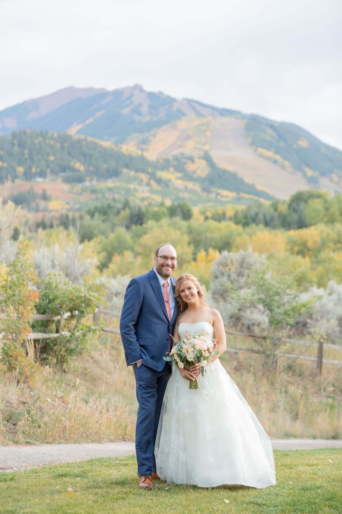 fall-aspen-meadows-resort-wedding-couple-1