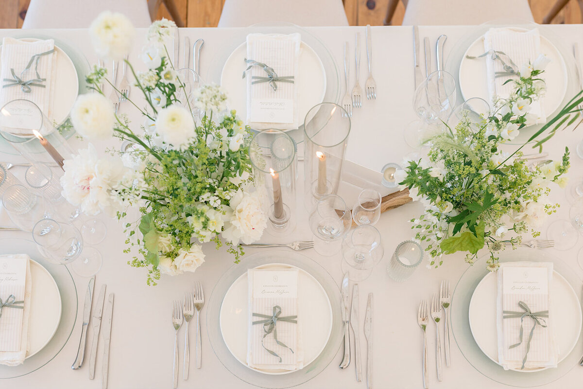 modern-white-wildflower-wedding-centerpiece-willow-inn
