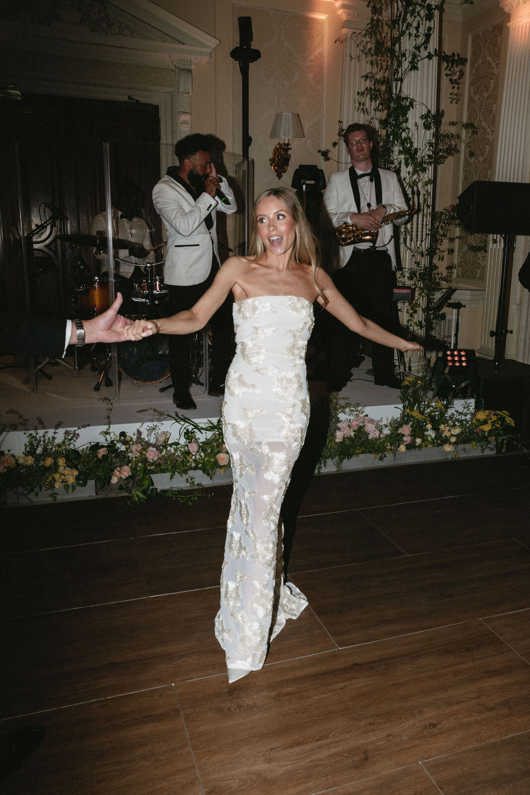 Flora_And_Grace_Analog_35mm_Editorial_Wedding_Photographer (1 von 1)-164