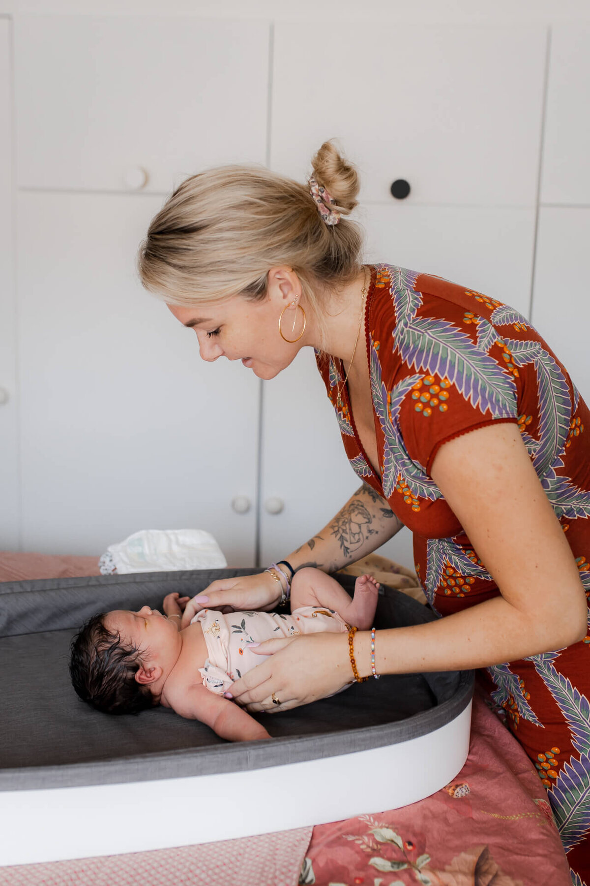 Kraamreportage moeder droogt de baby af