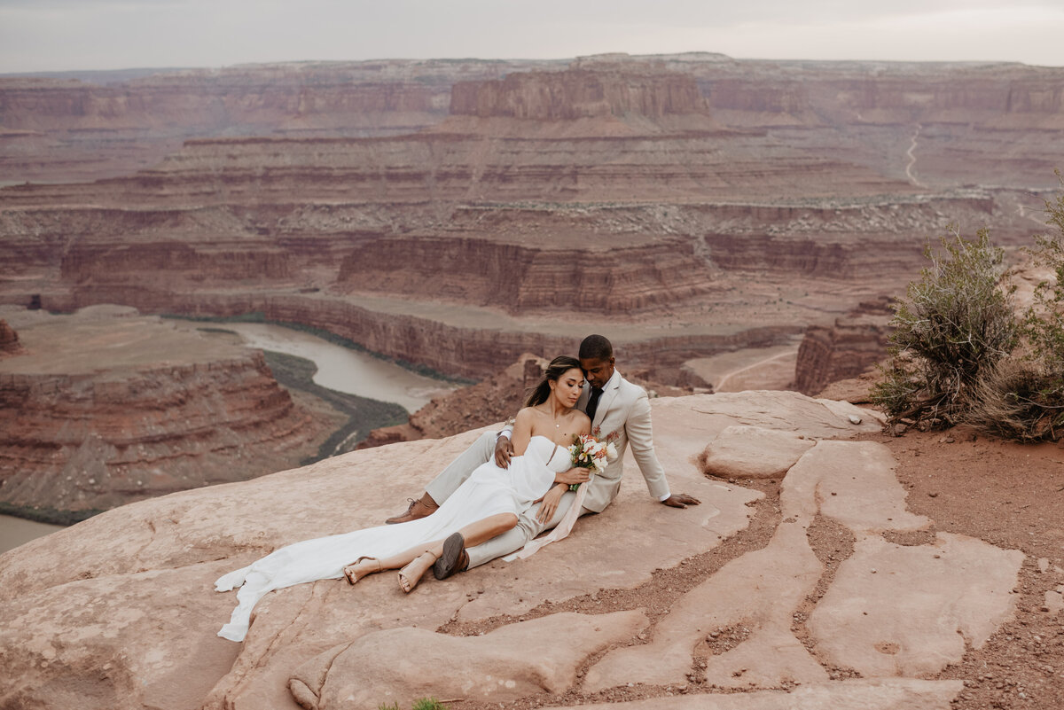 Utah Elopement Photographer captures bride and groom outdoorsy portraits