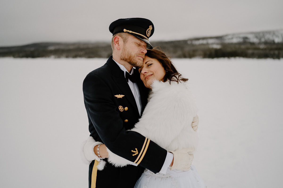 Fotograf-Yohanna-Martensson-Brollopsfotograf-Lofsdalen-vinterbrollop