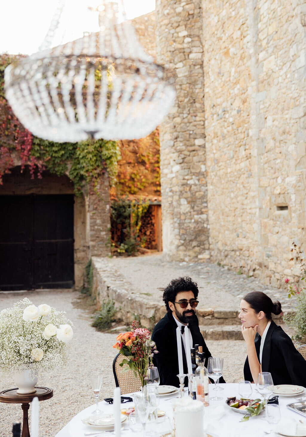 minimalist-white-floral-wedding-table-france