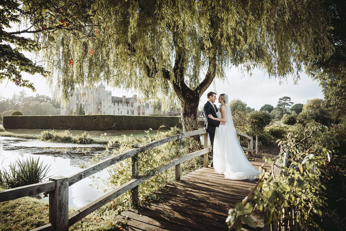 romantic-wedding-couple-outdoor--hever-castle-kent