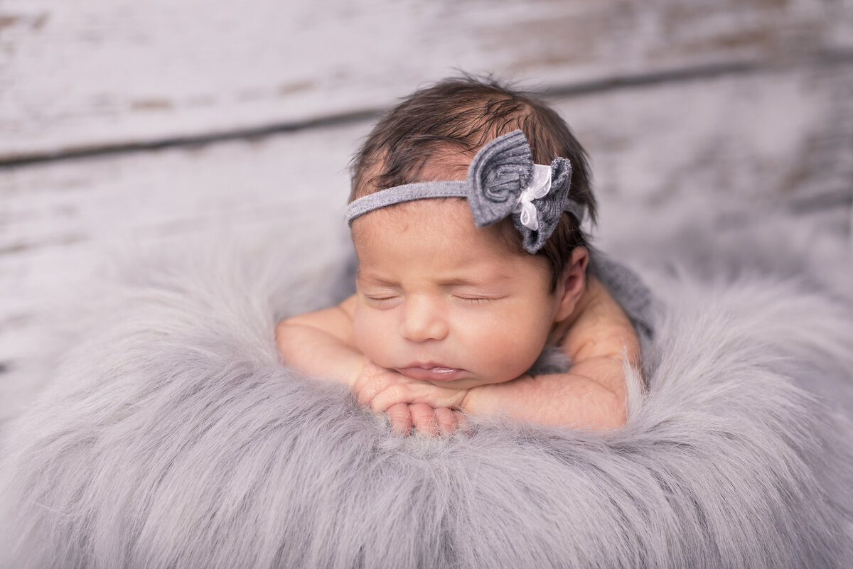 Photo bébé professionnel nouveau-né sur fourrure grise