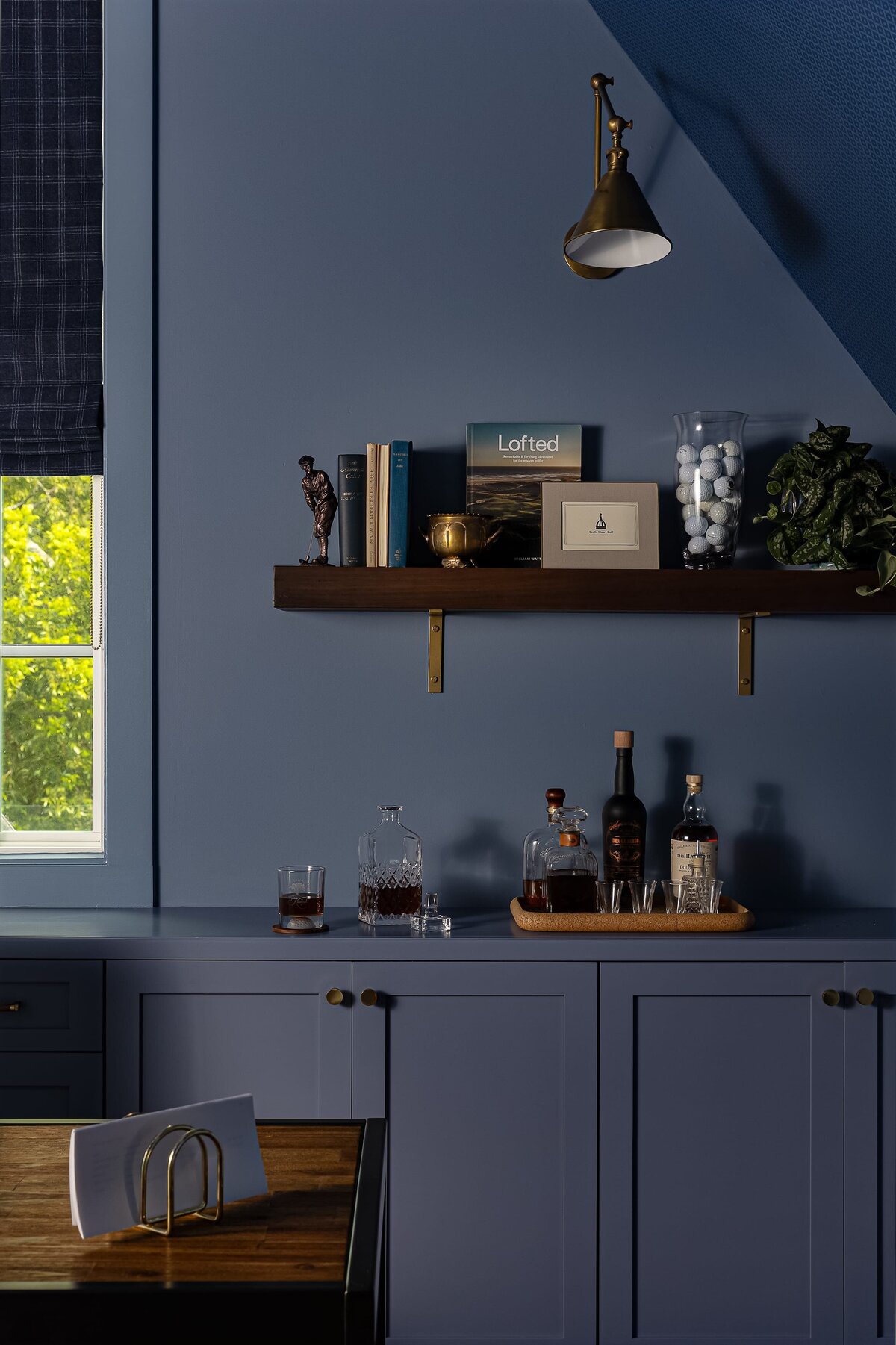melinda chesson interiors everett place moody office cave area with blue walls