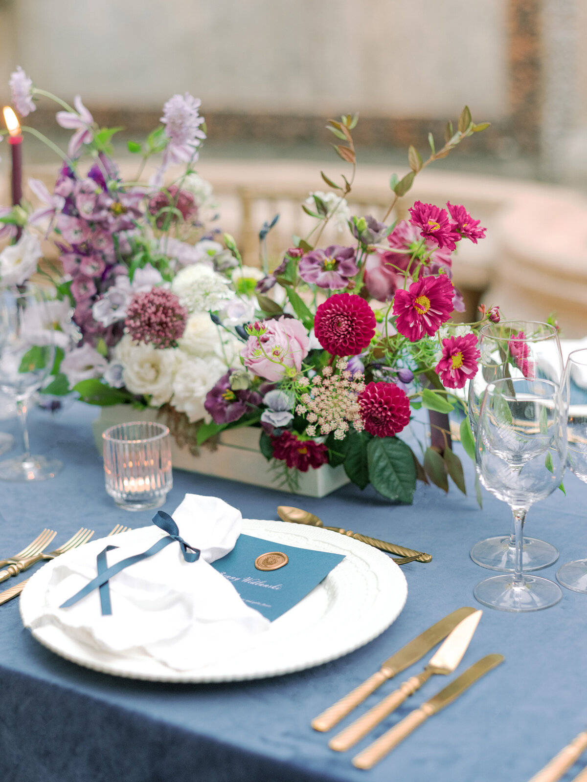 casa-dos-penedos-portugal-wedding-summer-classic-blue-purple-flower-centerpiece