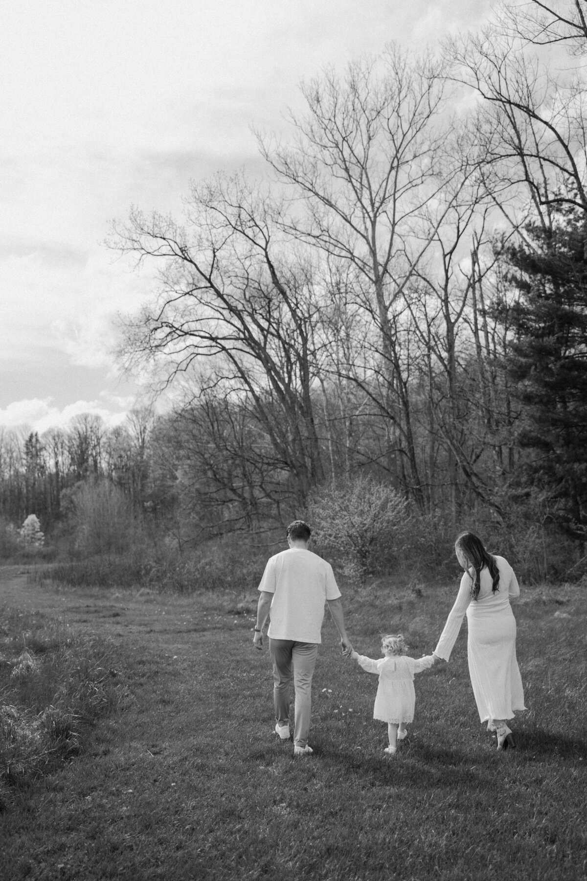 timeless-outdoor-family-maternity-photography-in-field-1