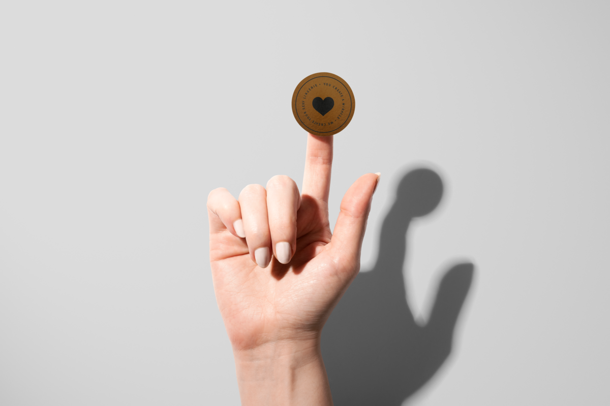 luxxilu Creatsy x Noissue Stickers Mockup (Round  Sticker on FInger)gold hearth