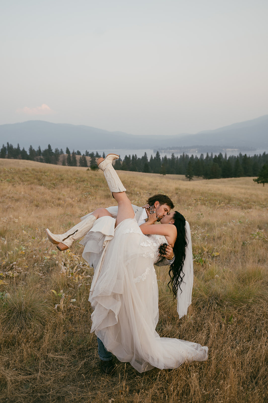 presley-gray-photo-wild-horse-montana-elopement-0707