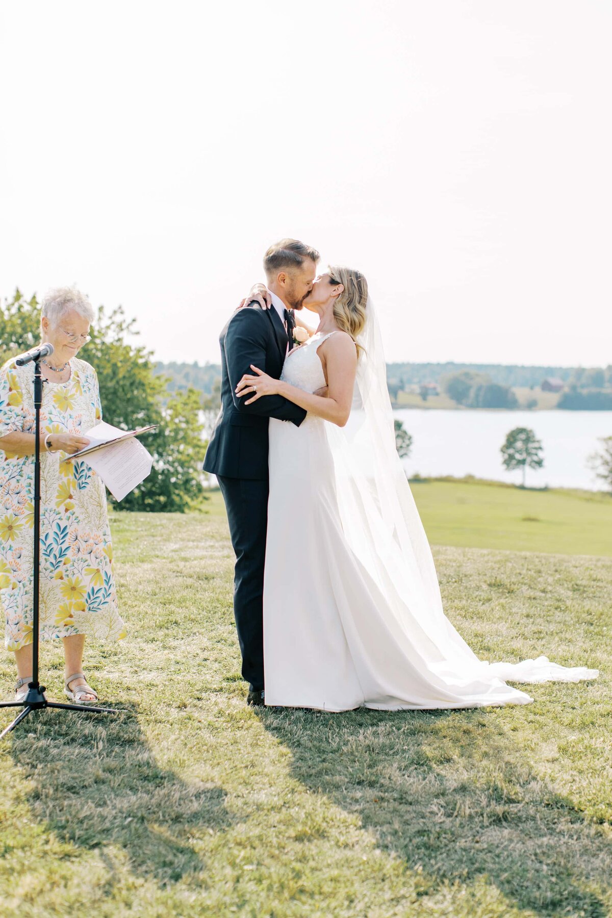Brudparets första kyss på Grytsbergs säteri