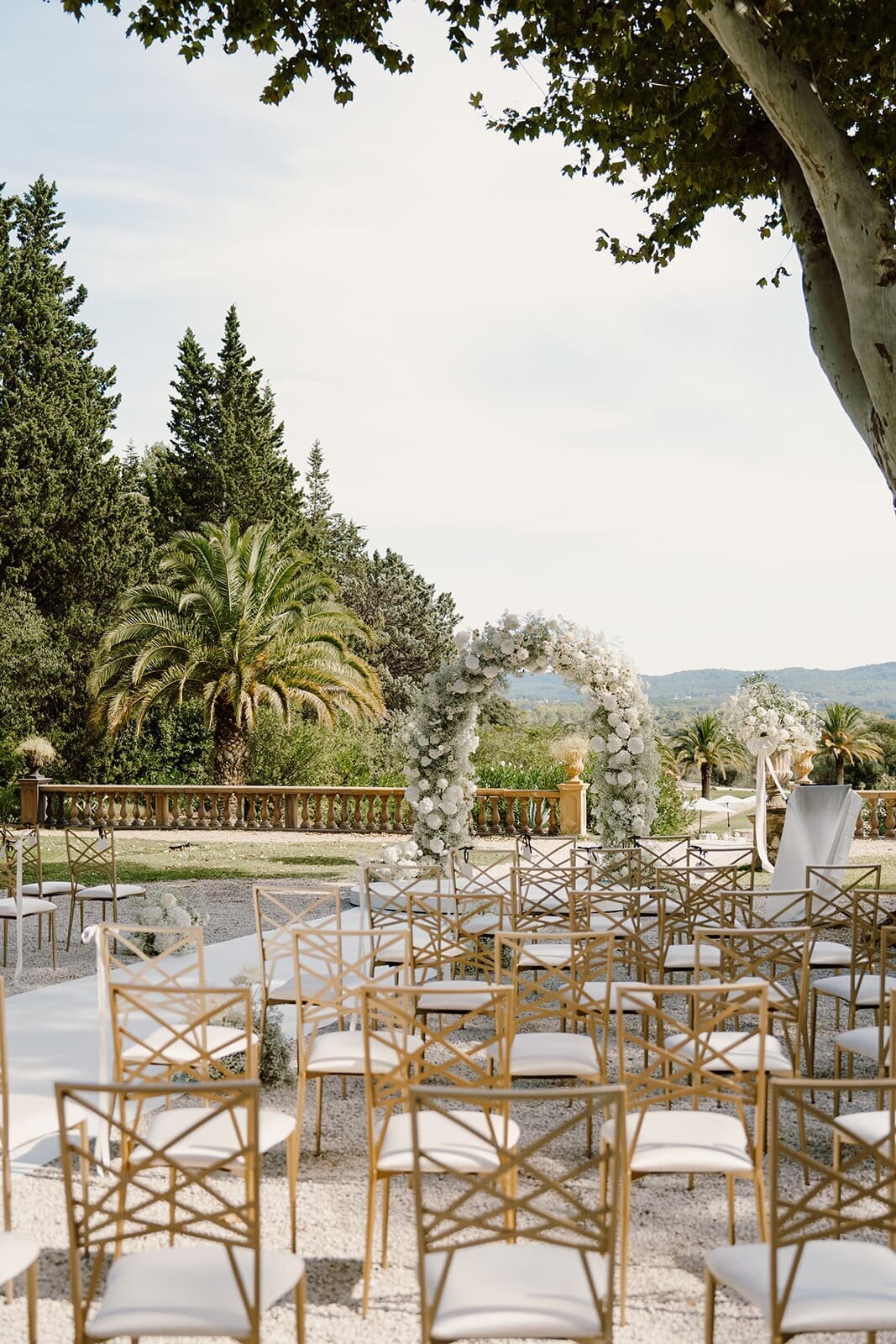 White-wedding-ceremony-french-riviera