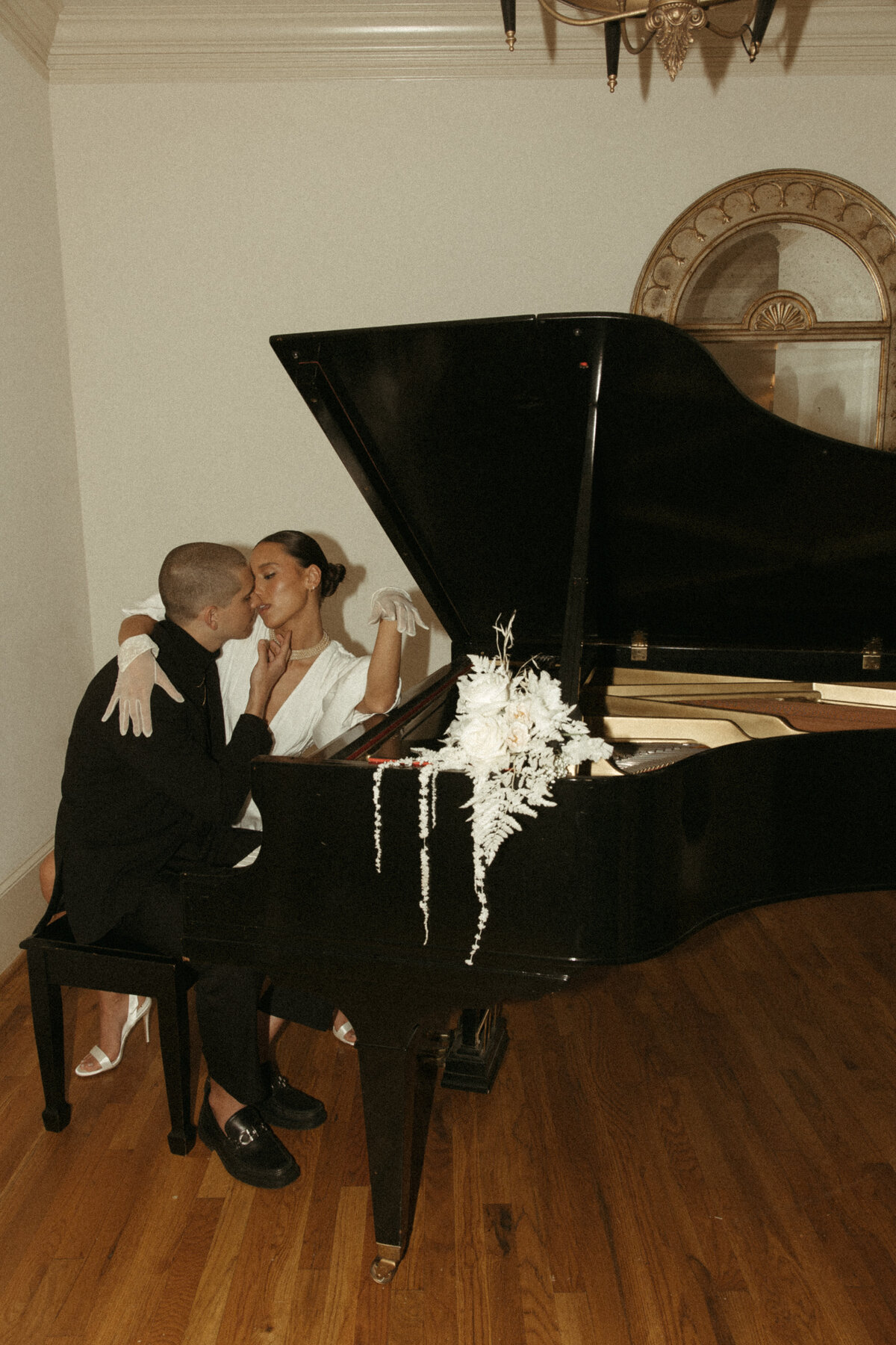 film-european-piano-flash-romantic-bridals-elegant-334