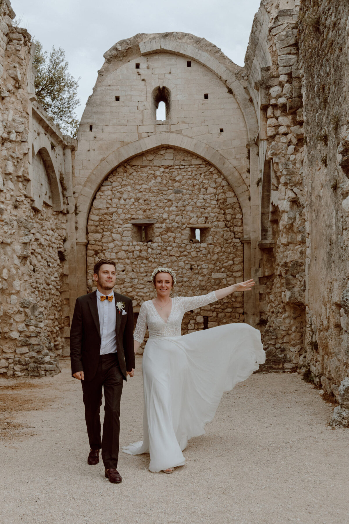 Coline-et-Lincoln-mariage-couple-lavandes-et-pierres5