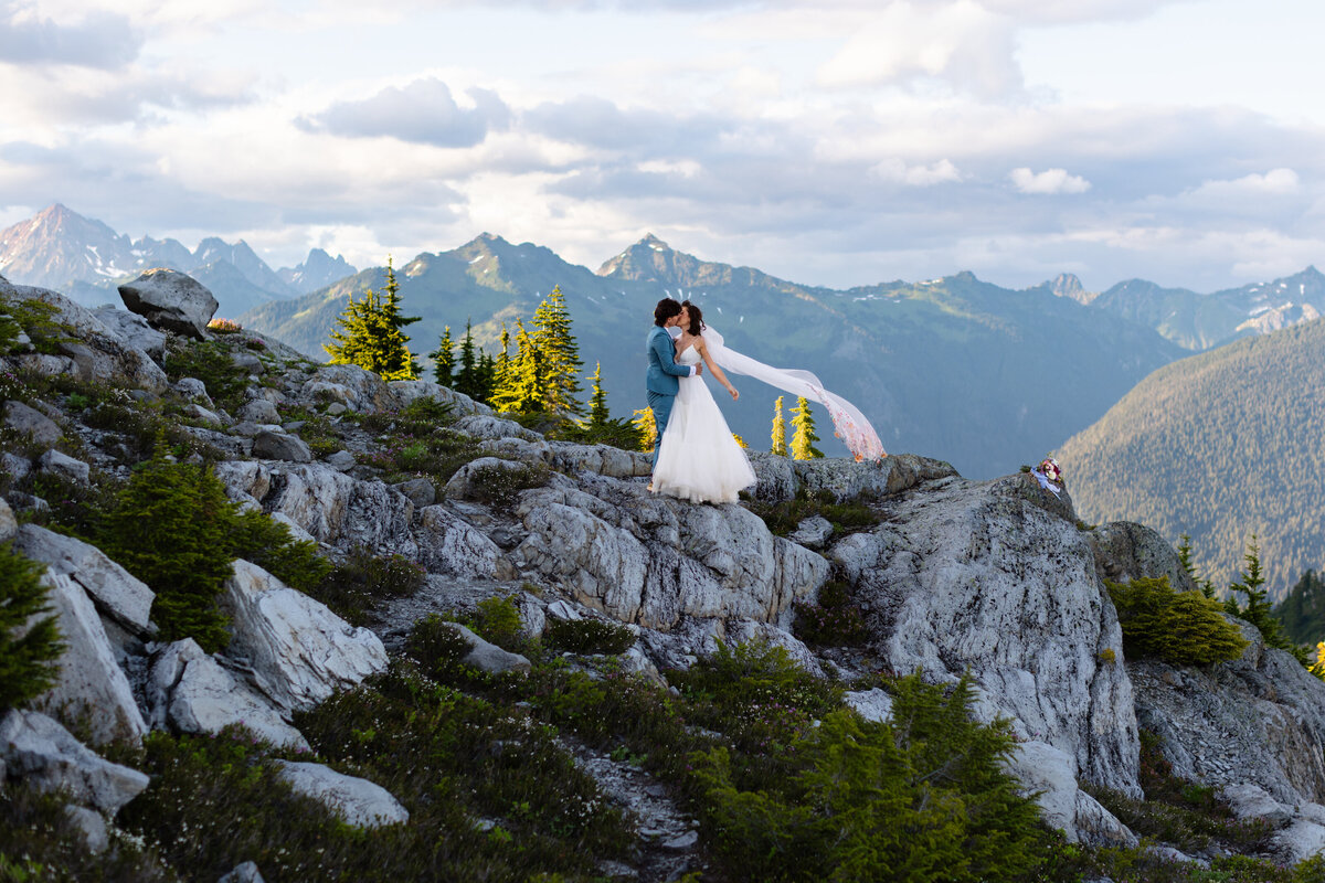 oregon-elopement-wedding-photographer-mountain-kiss