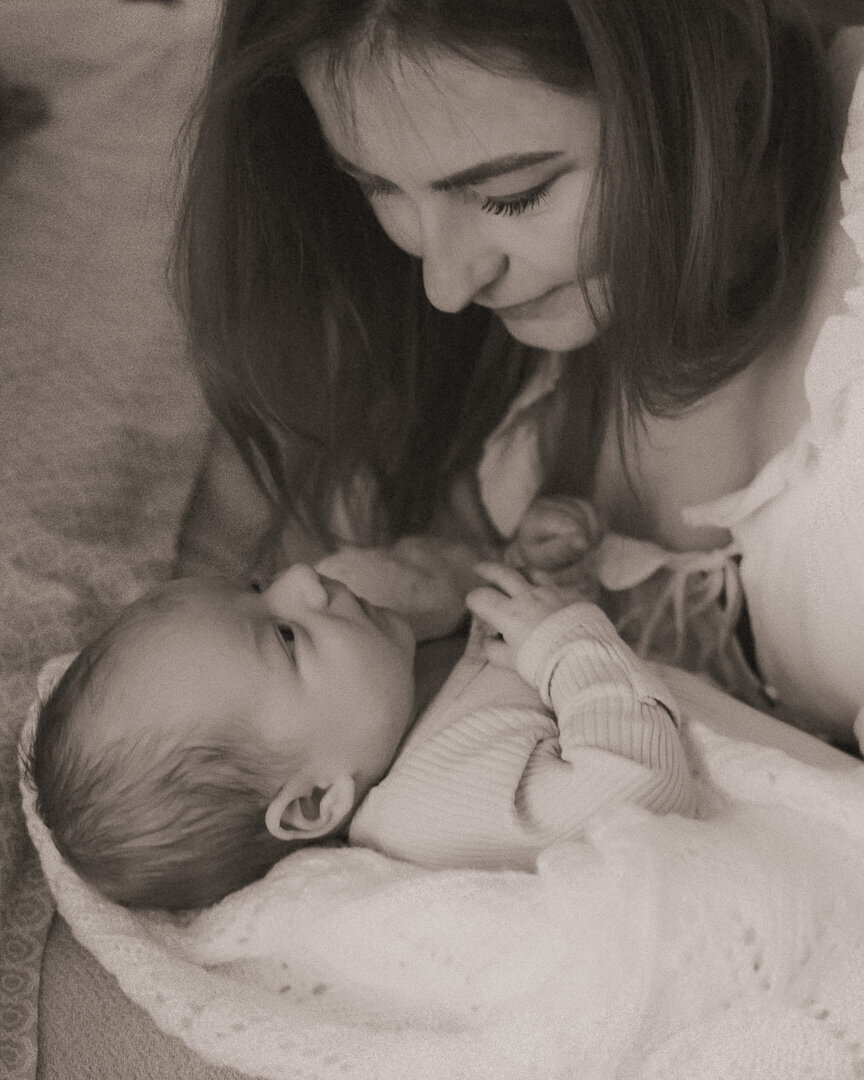 las-vegas-newborn-mother-bw-snuggle