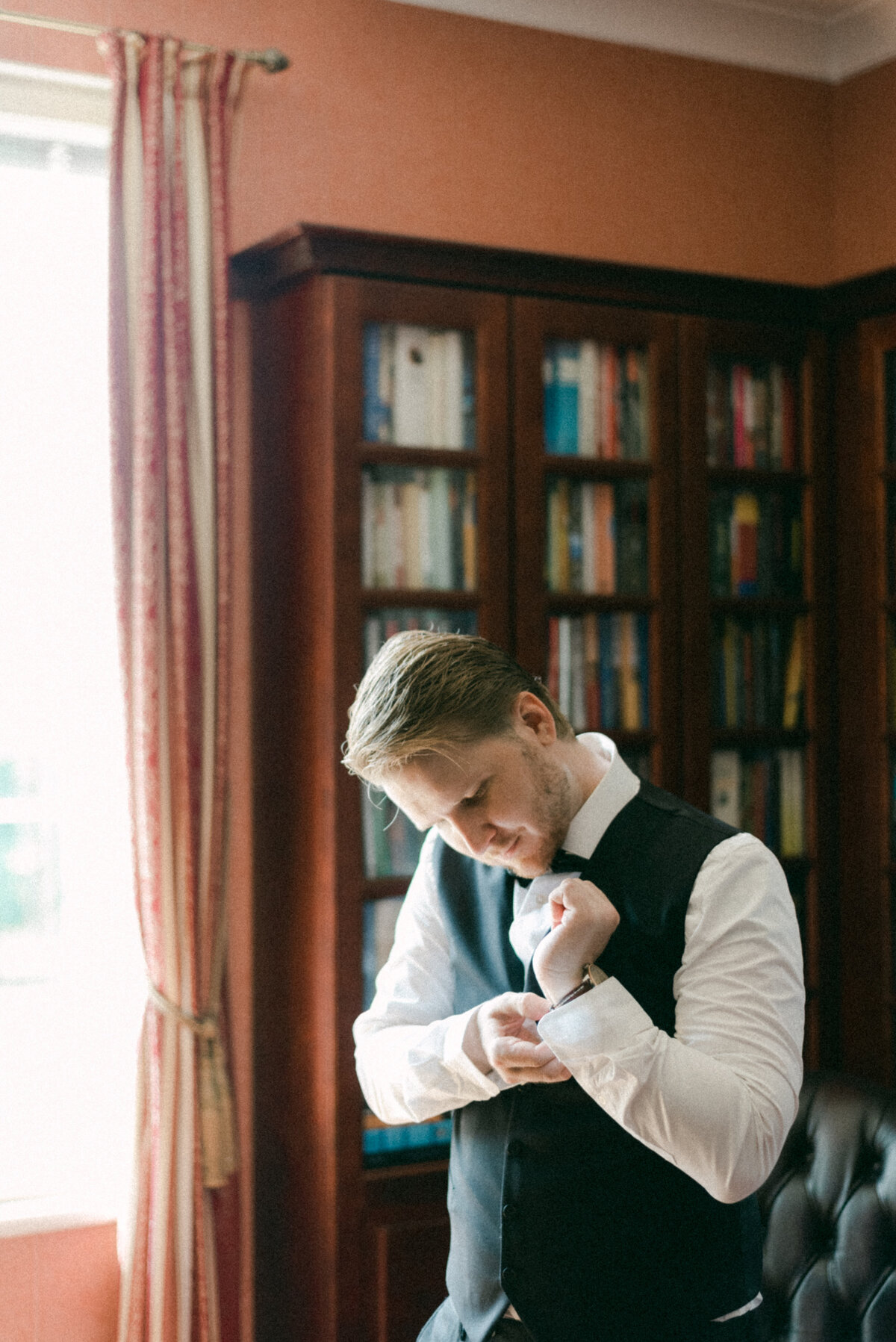 The groom is getting ready in an image photographed by wedding photographer Hannika Gabrielsson.