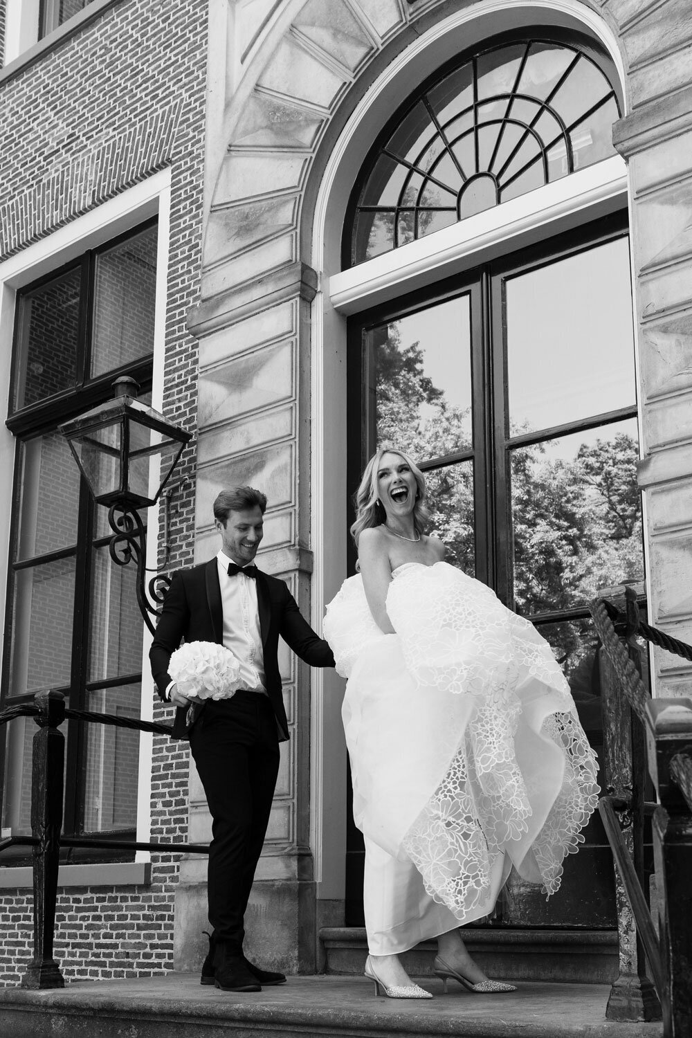 Classic wedding in a Dutch castle with an all white wedding cake