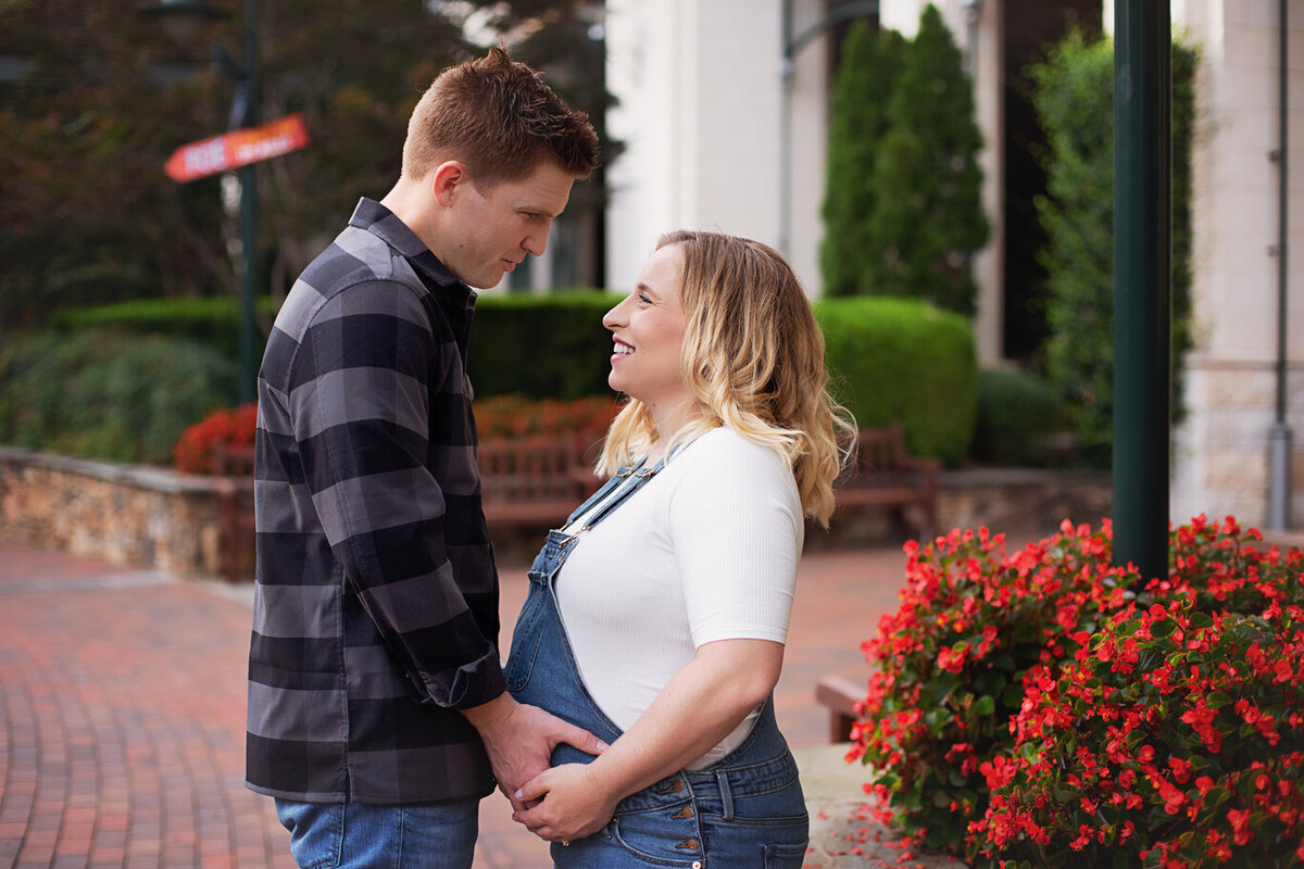 uptown maternity session charlotte the green in overalls (2)