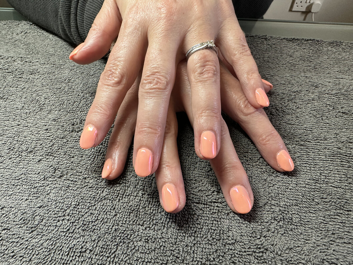 peach-fuzz-nails