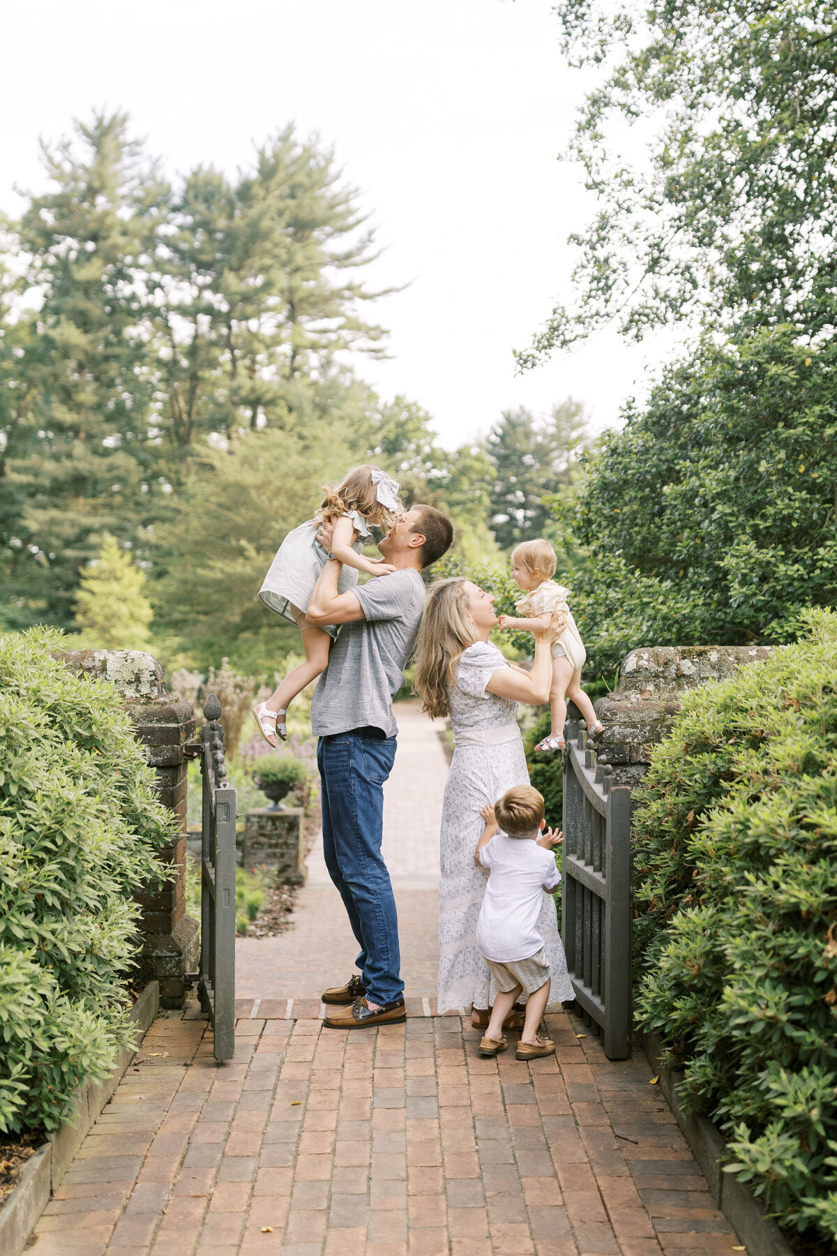 Family portrait session in a Philadelphia park - 23
