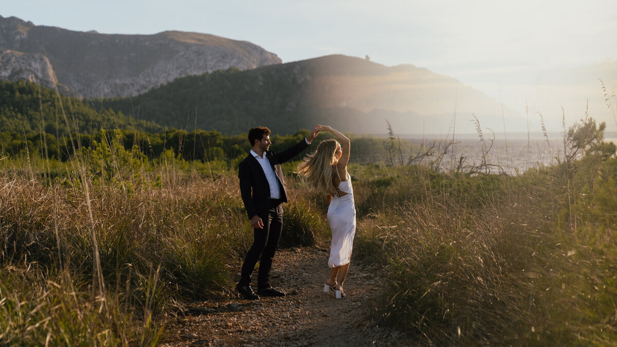 Malloraca Couple GARDEN WALK POST-13