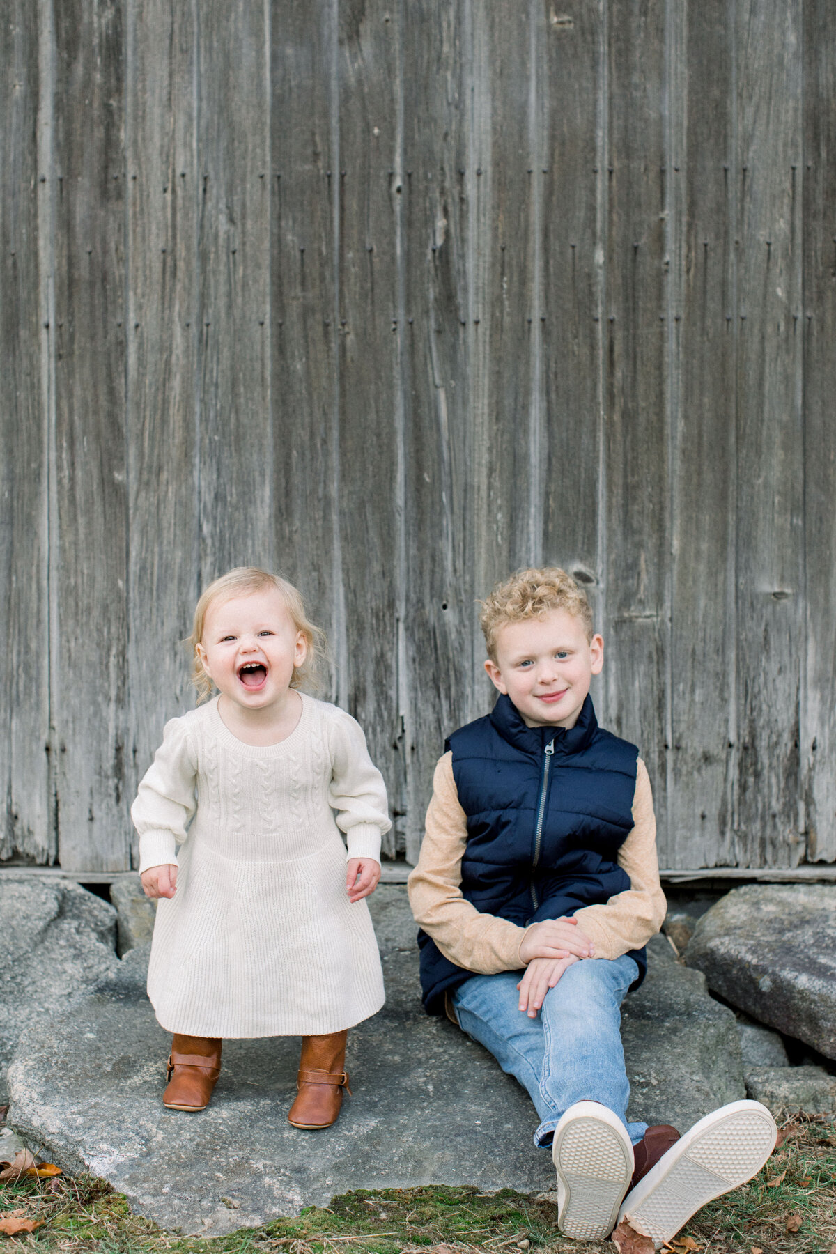 two children at new hampshire family photo session