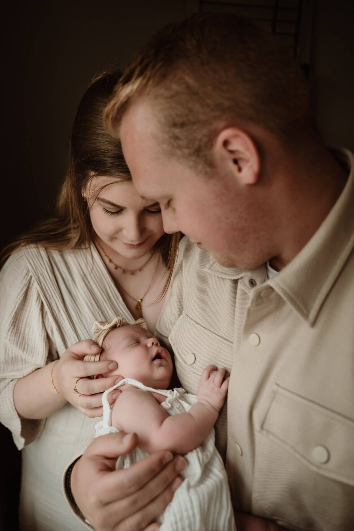 Gezin met newborn tijdens newbornshoot