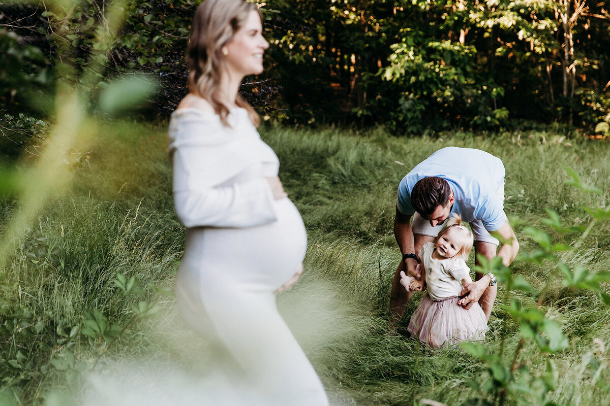 goldenhourzwangerschapsshoot, goldenhourbloemenveld, ikwordgrotezus, zwangerschapsfotograafbrabant, zwangerschapsgezinsfotoshoot, buikfotosbloemenveld, rucphen, breda, halderberge,roosendaal, bergenopzoom, zundert