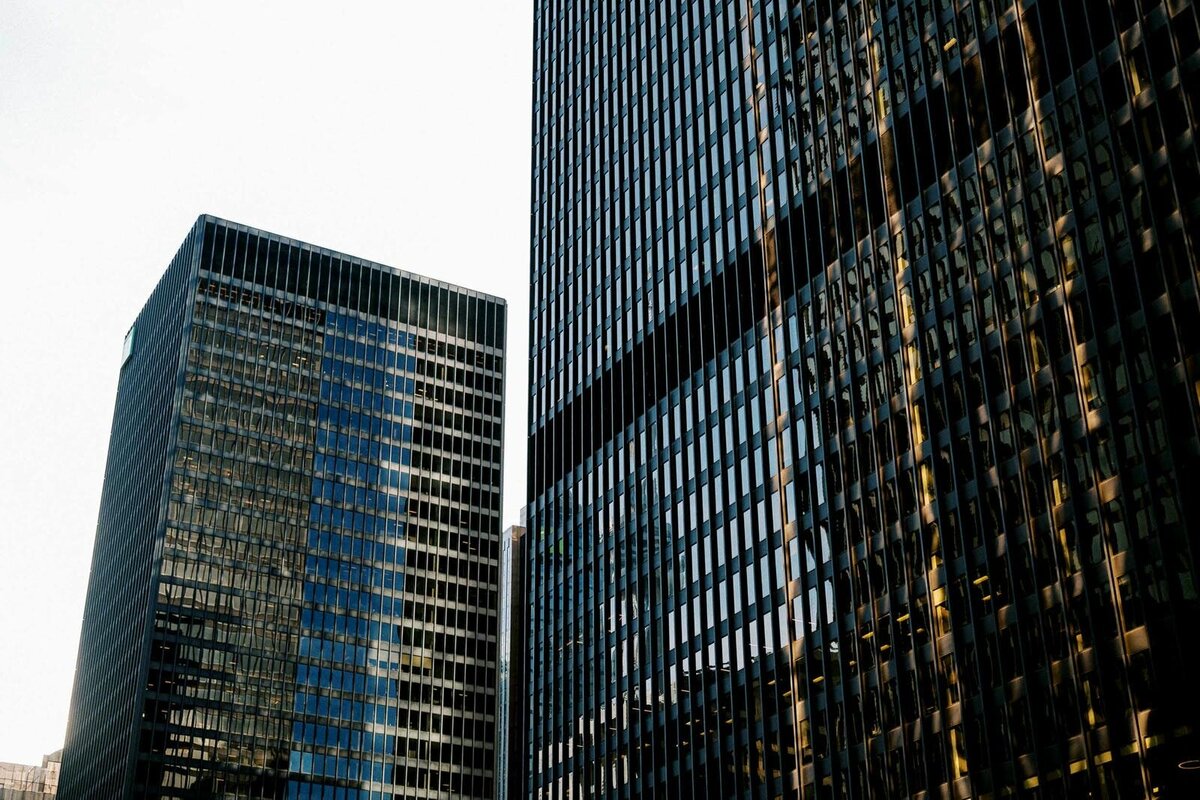 E11-Engagement-photo-shoot-in-Downtown-Toronto-Maria-and-DeVon-2025-04-14-2500px-1050