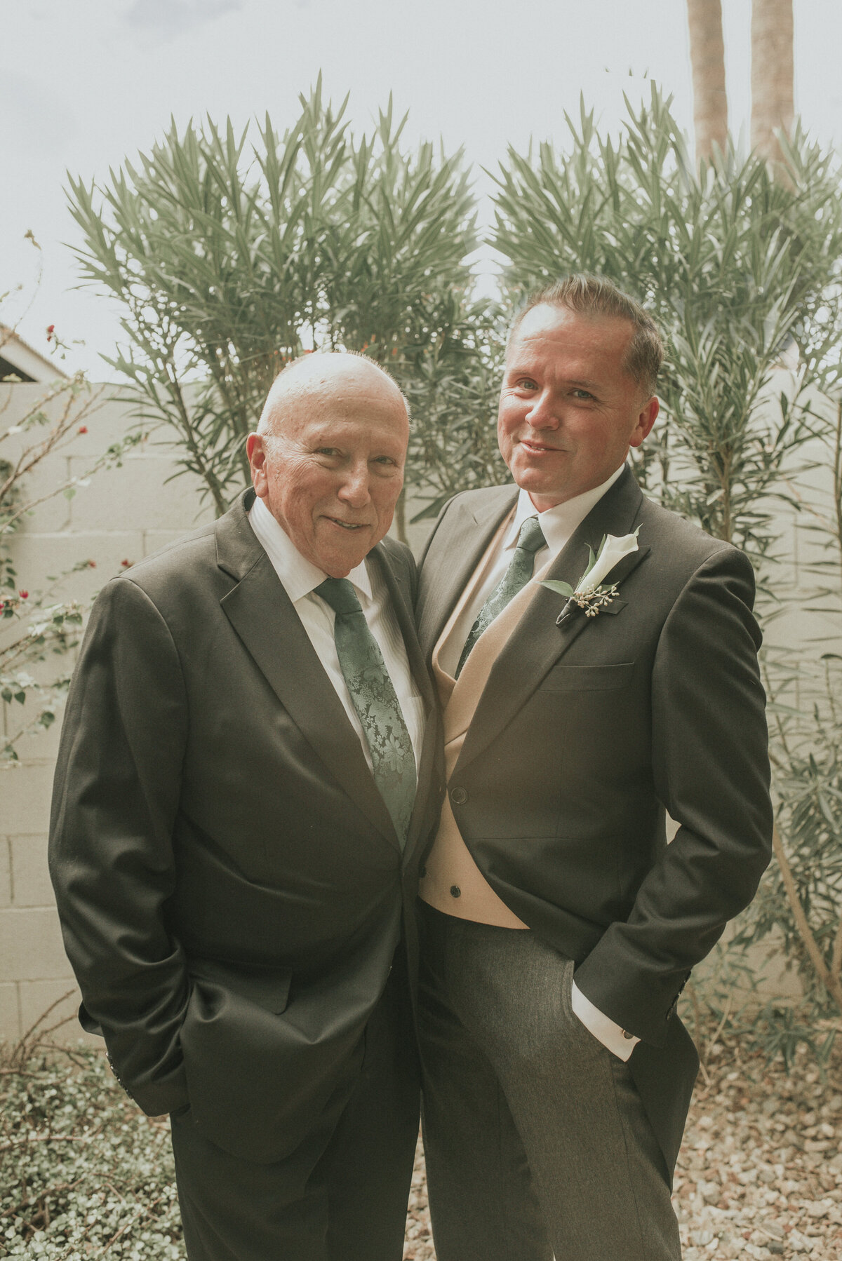 family-portraits-Arizona-Wedding-Photographer-Iowa_wedding_photographer-Bakyard-wedding-vintage-bride-Alaynna-Ann_Schwartz-Playlife-39