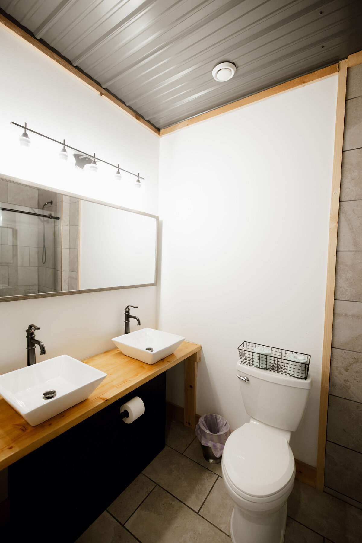 Bear-Ridge-Destination-barndo-suites-rosie-photo-video-29