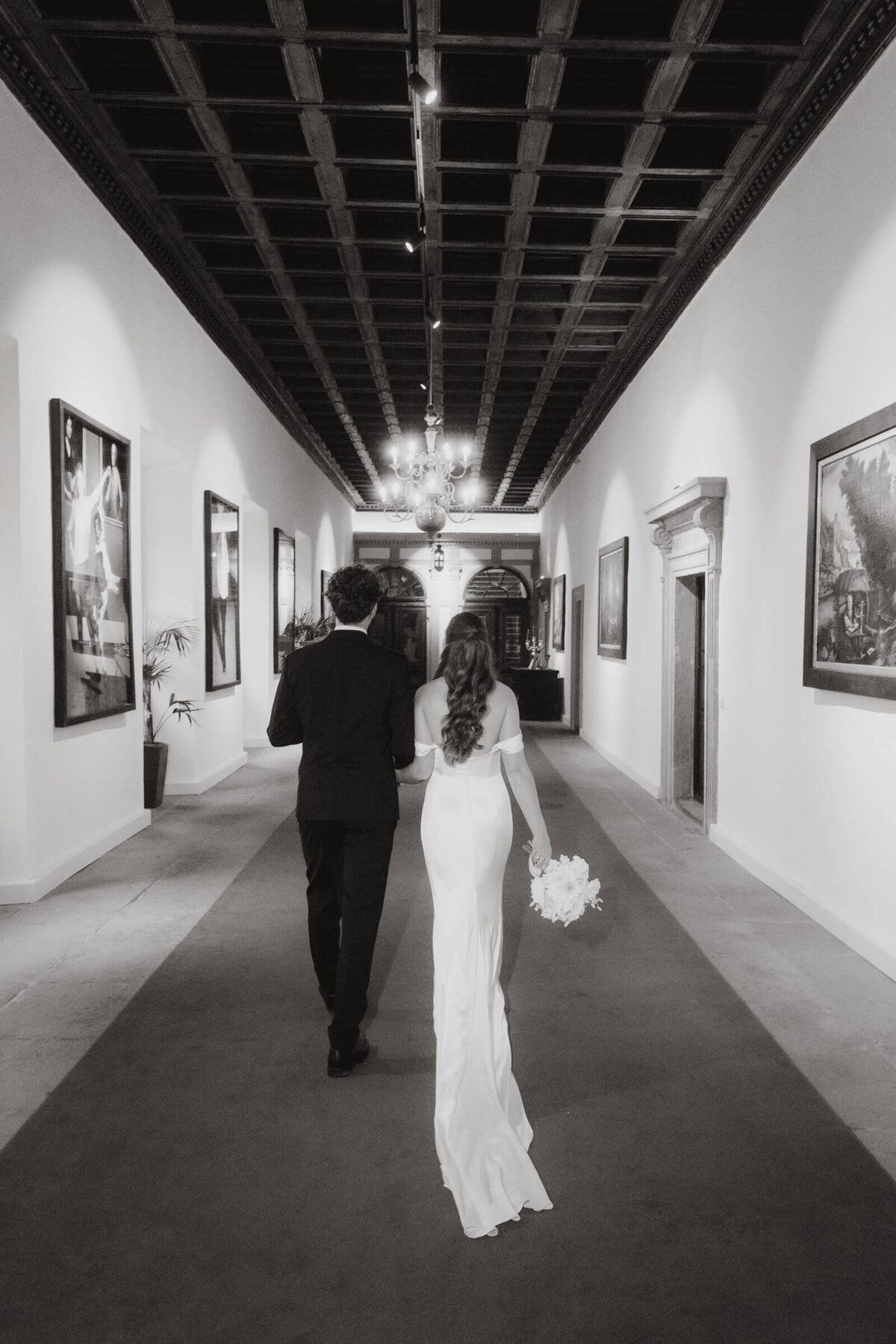 Brautpaar schreitet durch Saal d– stilvoller Abschluss der Hochzeit im Palast Hohenems.

