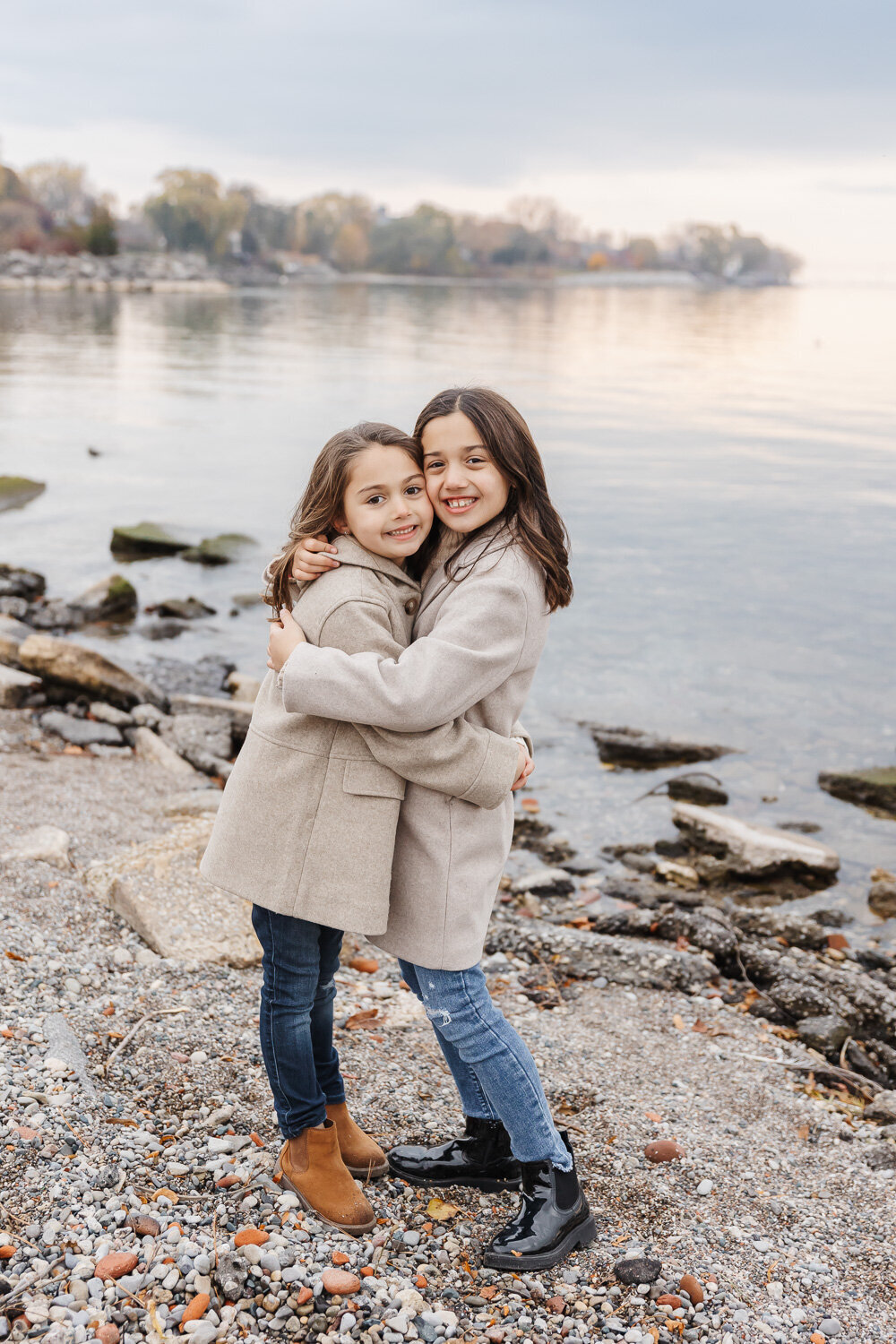 sibling-snuggles-toronto-family-photographer