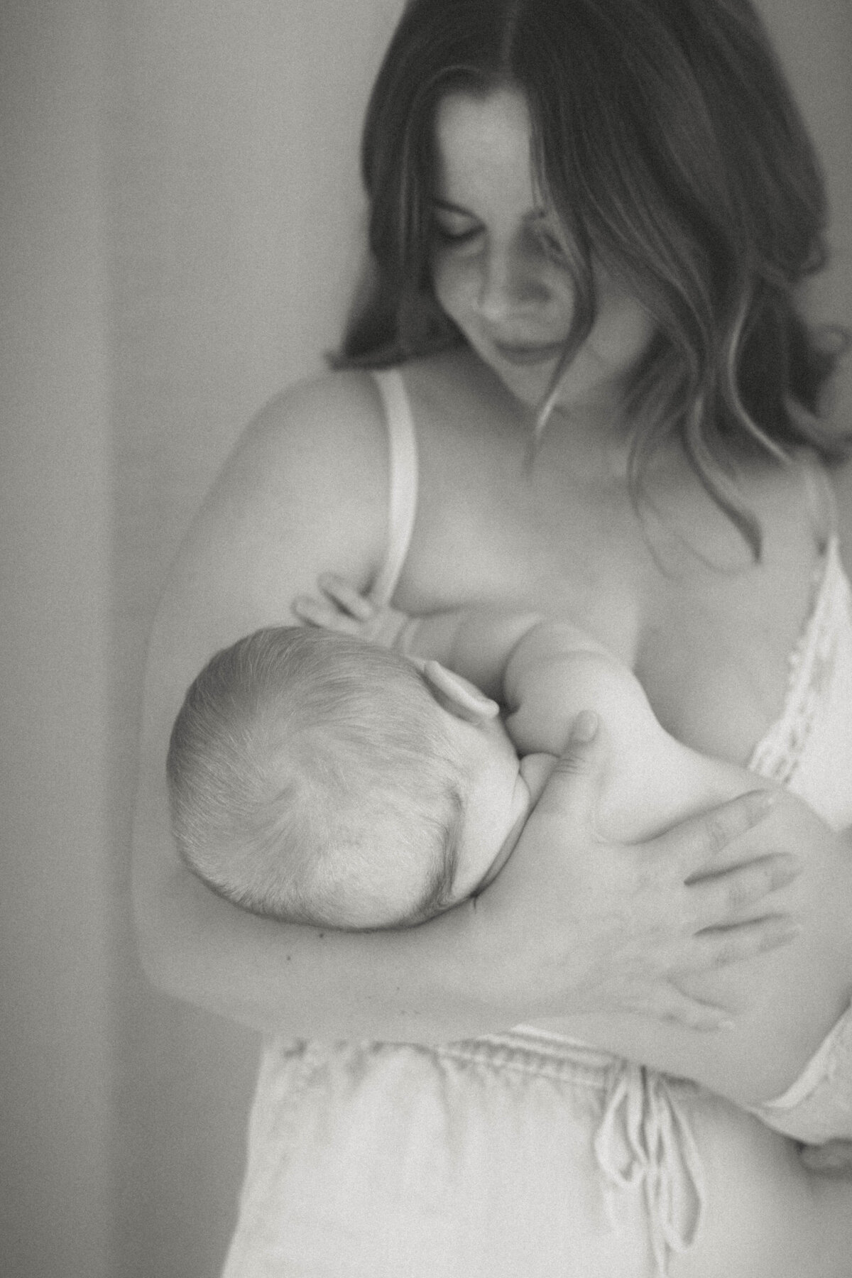 newborn fotograaf - gezinsfotograaf - zwangerschapsfotografie - videograaf - Sint-Niklaas - Pictures by Jess - Mama en baby shoot - borstvoeding