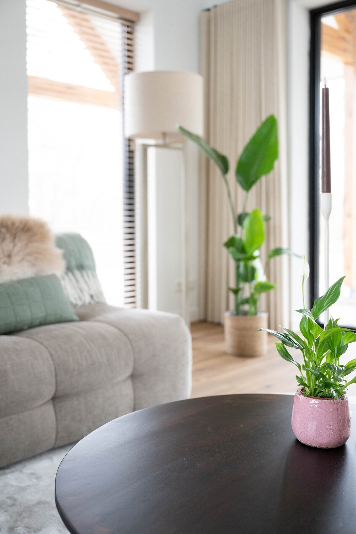 Interieurstyling woonkamer in schuurwoning Sebaldeburen door Styling by Annemarie