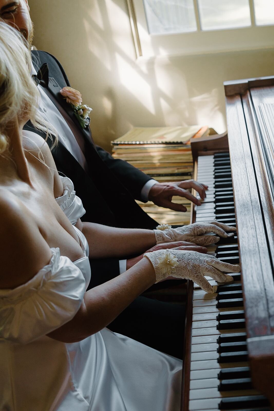 bridgerton-piano-couple