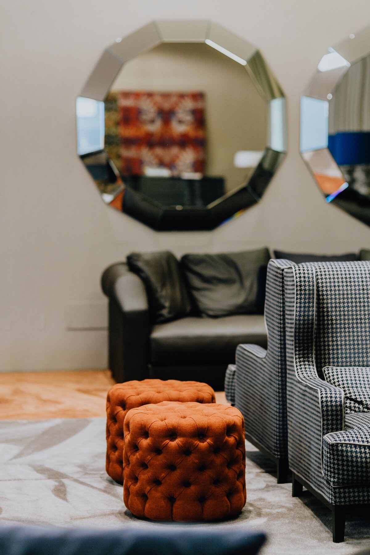 kaboompics_orange-poufs-and-big-mirror-7560