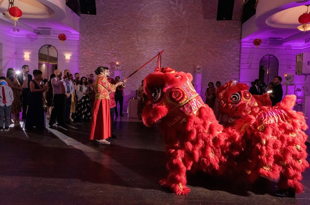Indian-Chinese-wedding-Renaissance-chinese-lion-dance-3
