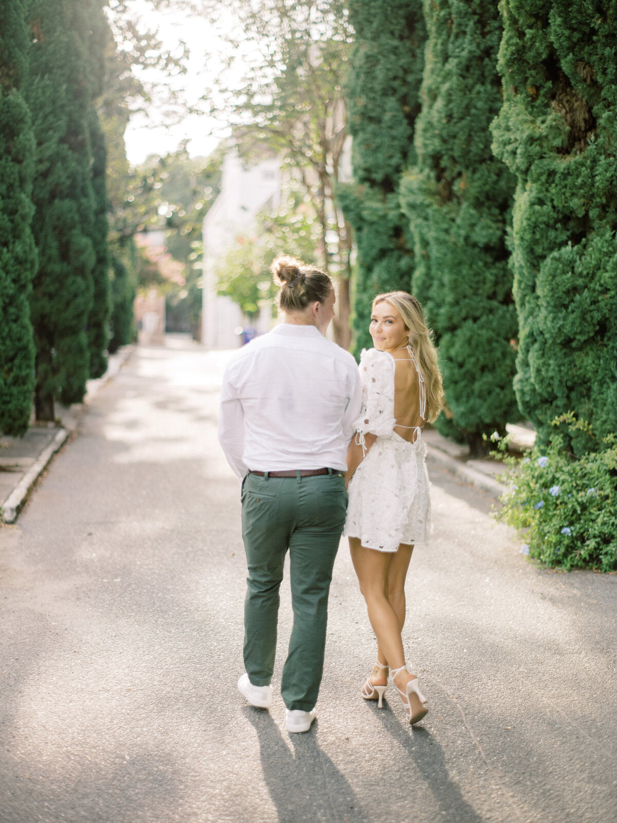 Cute engagement photos in Charleston. Photography by Philip Casey.