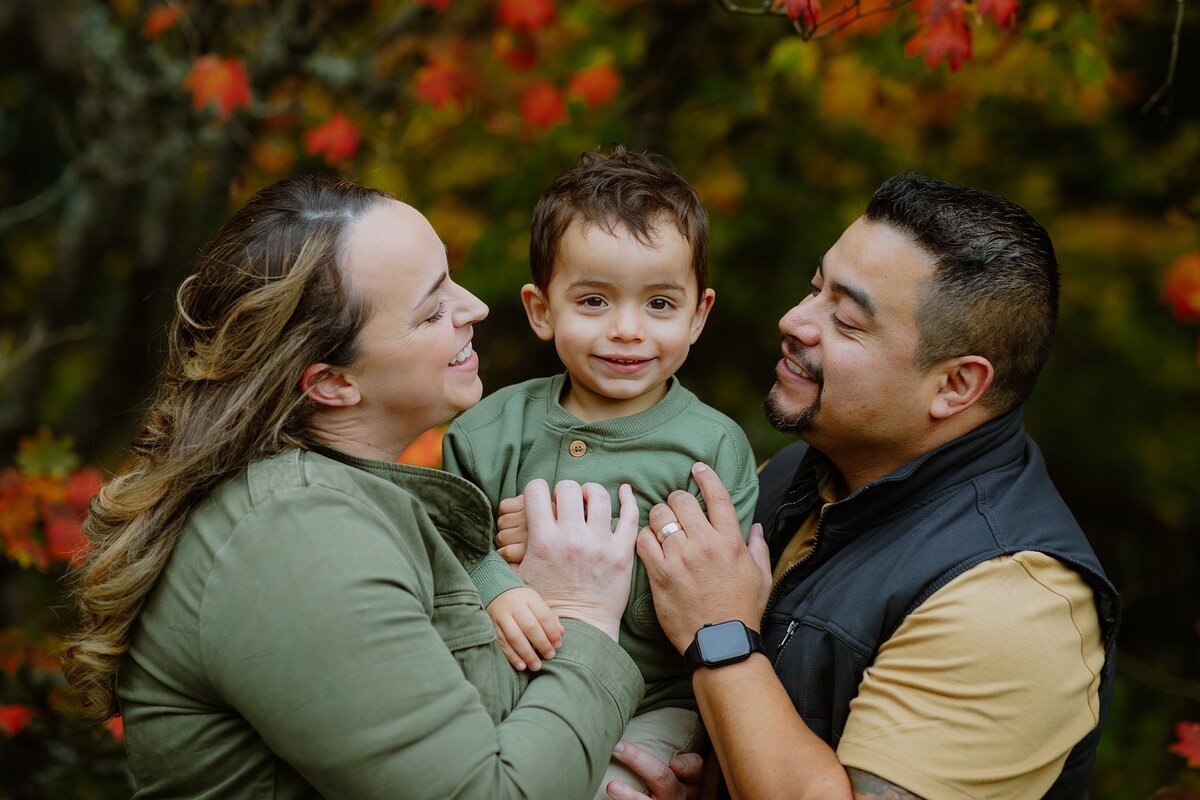 Celebrate your family’s special moments with Photos by SK, offering outdoor family photography across Oregon. This image captures a joyful family in a lush, natural setting, perfect for timeless portraits. Book your family session today to create memories that will last a lifetime!