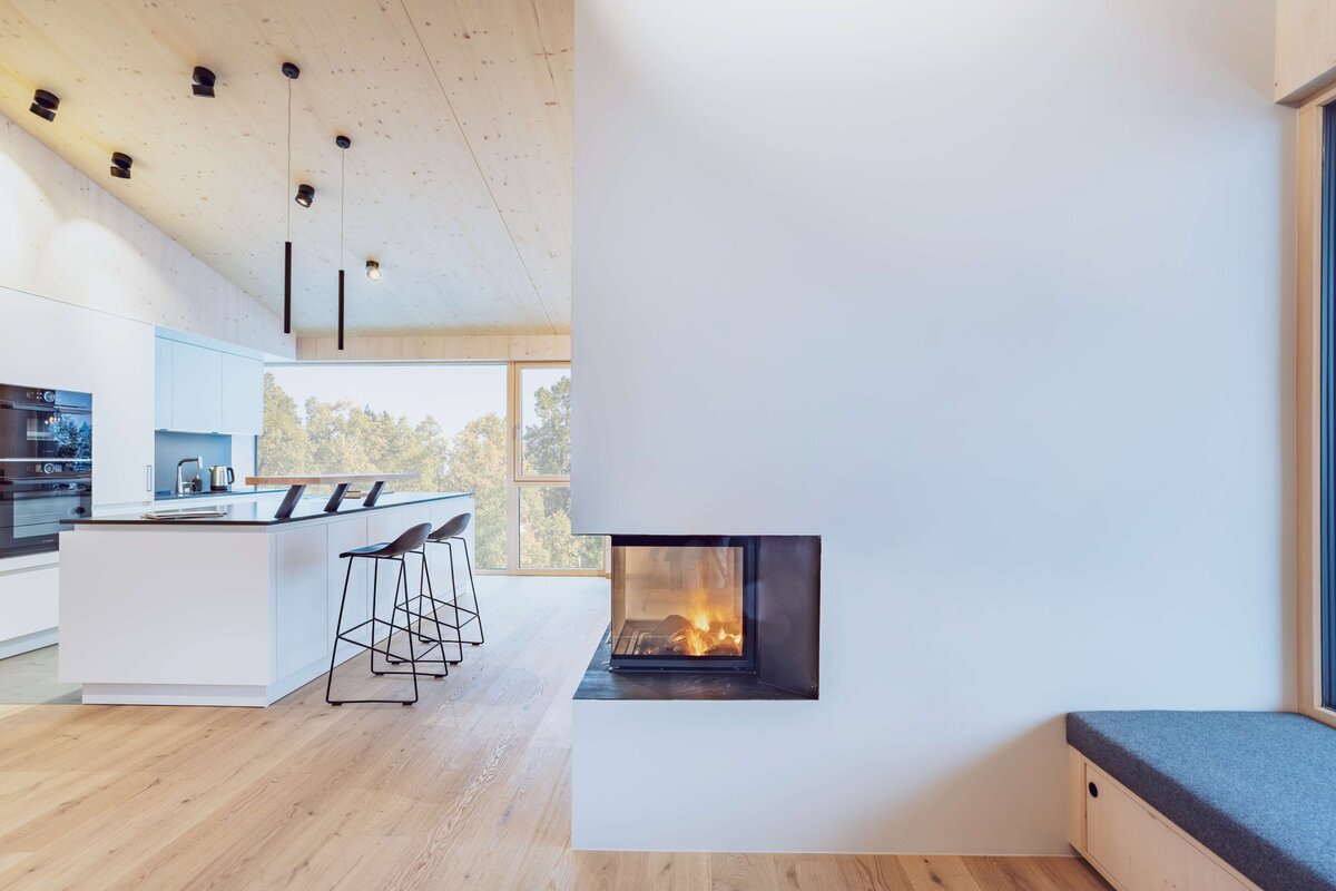 Helle Küche mit modernem Kamin – Beispiel für Interior Design Oberhaching